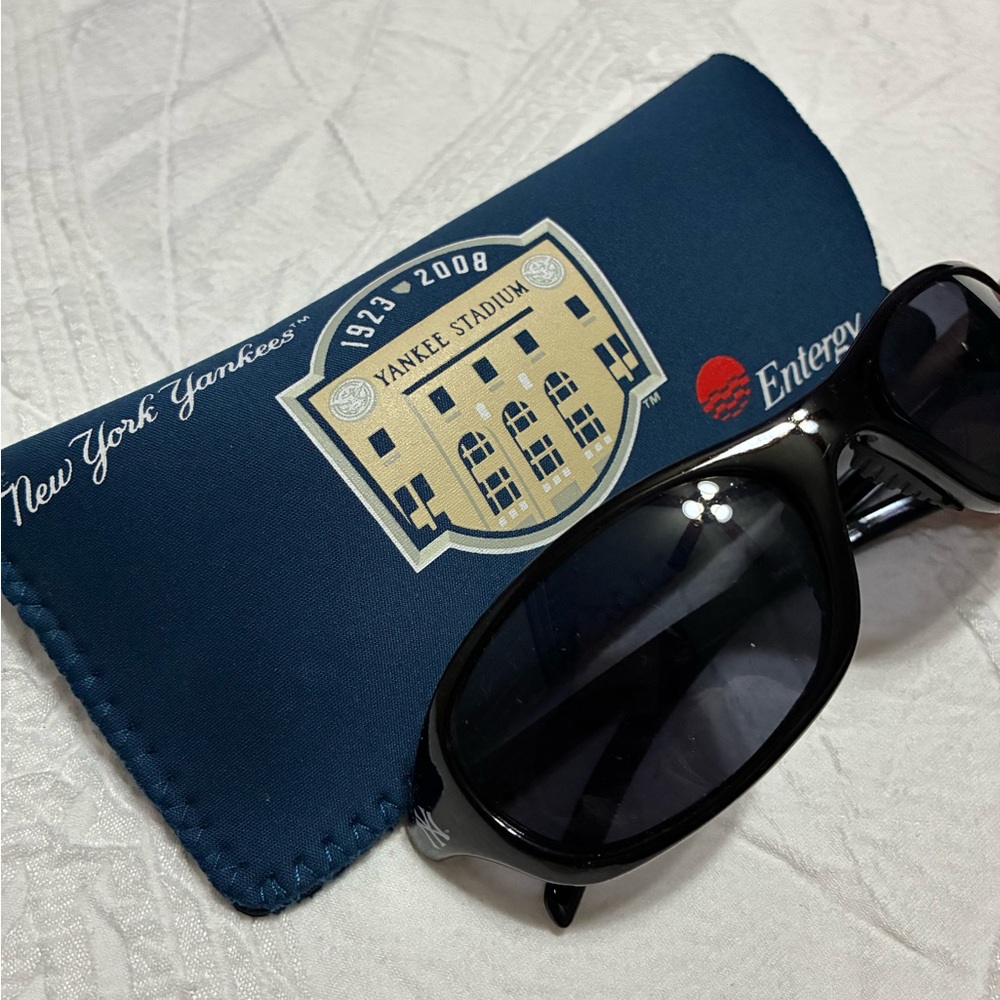 Vintage New York Yankees Sunglasses and Sunglass Case Unisex